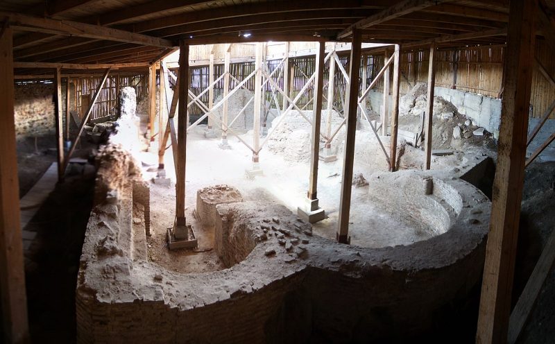 Навес над уникальным памятником XII века в Гродно подгнил - ему необходим ремонт Нижняя церковь на территории Старого замка в Гродно. Фото: AleBurd, commons.wikimedia.org