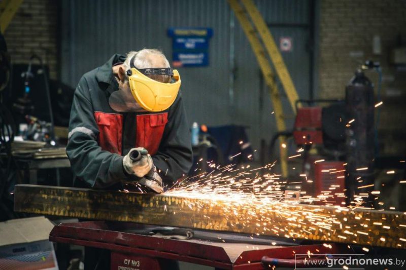 Поставки - из Китая вместо Европы, логистика усложнилась. Как Гродненский механический завод работает под санкциями Сотрудник Гродненского механического завода. Фото Гродненская правда