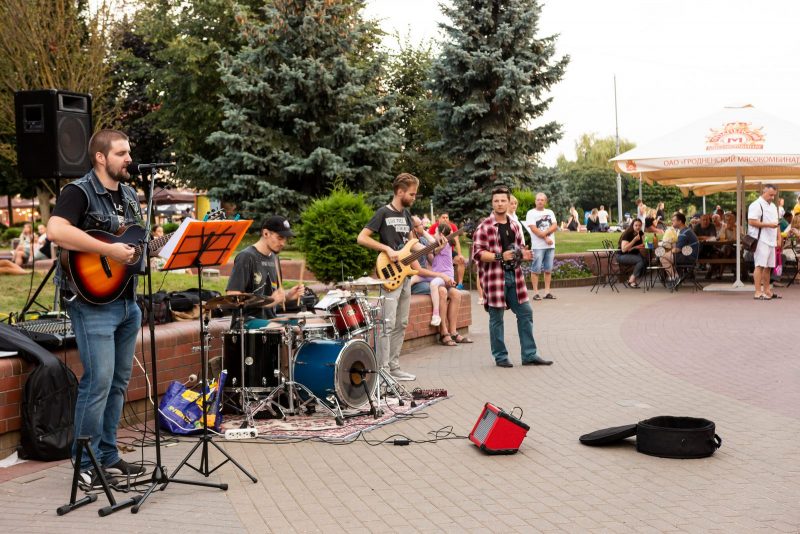 Где тусоваться в Гродно. Места отдыха в Гродно в центре у Советской площади, где выступают музыканты