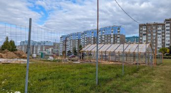 На Фолюше начали строить церковь. Сейчас верующие молятся в спортзале