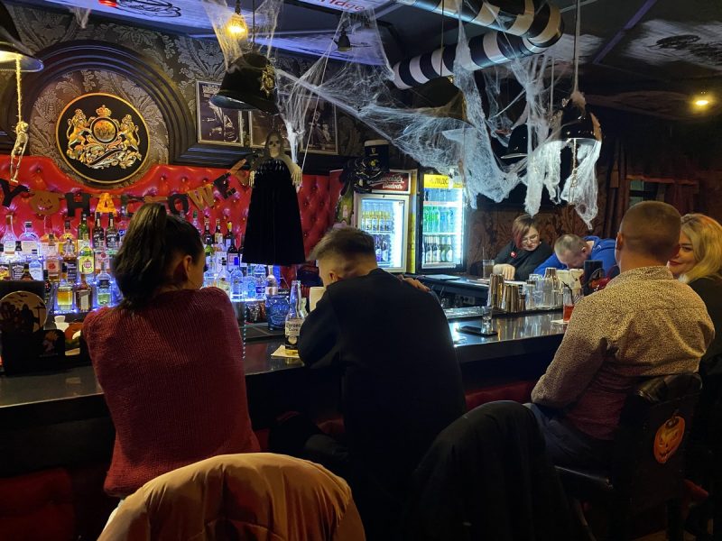 “Костюмов меньше, паутины больше”. Как отметили канун Хеллоуина в барах Гродно Бар Лондон Хэллоуин