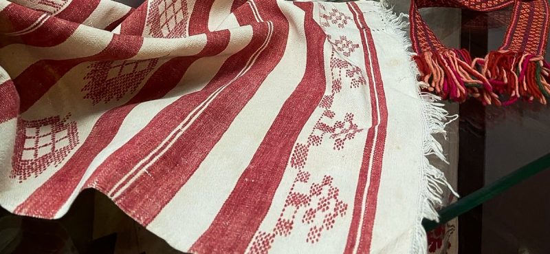 Полотенца - белые, пояса - красные. В Гродно открыли выставку традиционного народного текстиля Домотканое полотенце. Один из экспонатов выставки “Традыцыйны народны тэкстыль Гродзеншчыны”