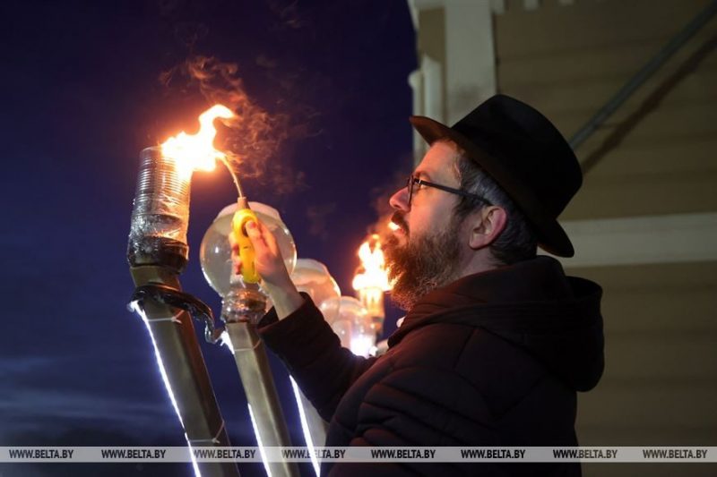 Яўрэйскае свята Ханука. Равін запальвае вагні на балконец сінагогі. Фота: БелТА