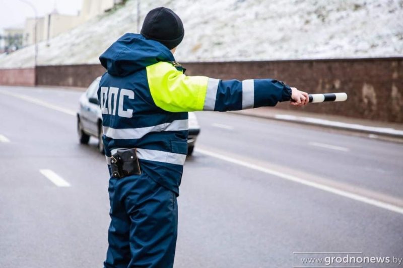 Таксисты не привыкли к смене ПДД, пешеходы попадают под машины на переходах. Новая статистика от гродненской ГАИ Сотрудник ГАИ в Гродно за работой