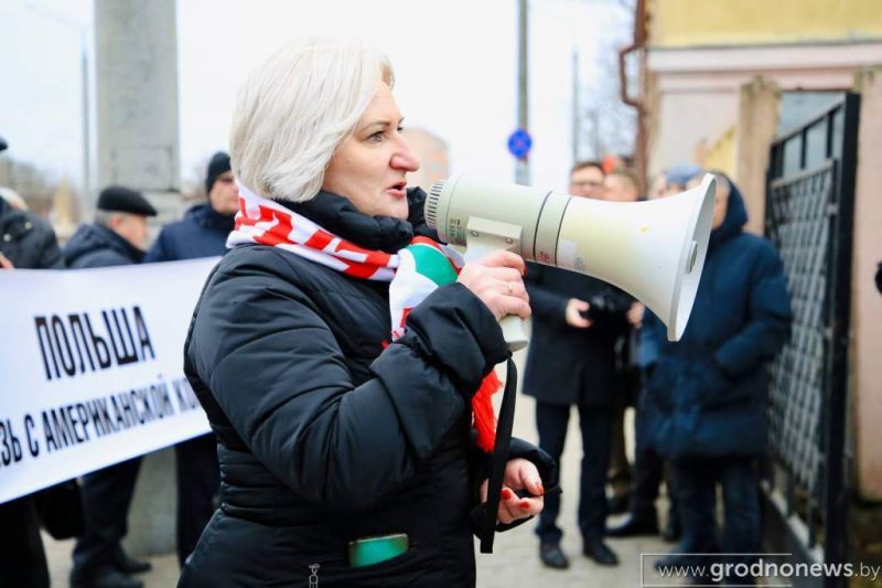 Неравнодушный БРСМ и активист компартии. Что за граждане пикетировали под консульством Польши против закрытия "Берестовицы" Светлана Варяница, заместитель руководителя «Белой Руси» по Гродненской области, на пикете. Фото: «Гродзенская праўда»