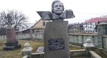 Памятник Ларисе Гениюш в Зельве останется. Хотя был установлен незаконно (обновлено)