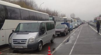 На границе с Польшей в очереди по 40 автобусов, а пограничники обещают еще большие