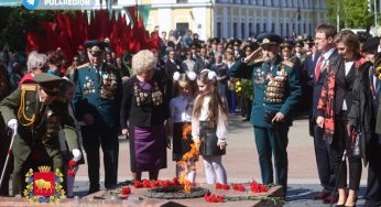 Автопарад, цветы и российский флаг над площадью Ленина. Как в Гродно отмечают 9 мая