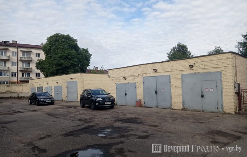 В самом центре Гродно нашли новое место под офисы - забытые гаражи продадут гаражи на Найдуса