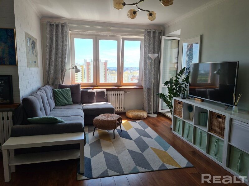 Недвижимость недели: купить квартиру-студию с теплым балконом-кабинетом Зал в квартире на Тавлая