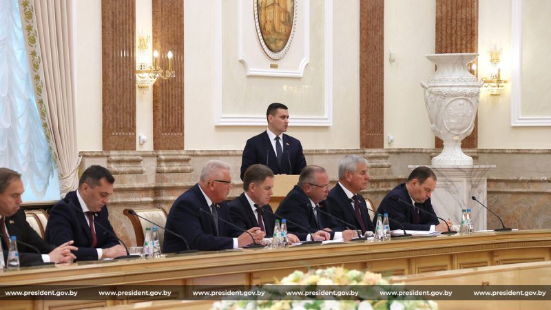 В Беларуси хотят заставить отрабатывать студентов-платников: уже готовят изменения министр образования предложил сделать обязательным распределение платников