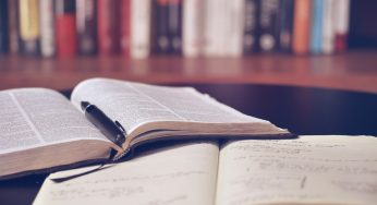 Белорусские школы недовольны, что выпускники поступают за границу. Доходит до угроз родителям (обновлено)