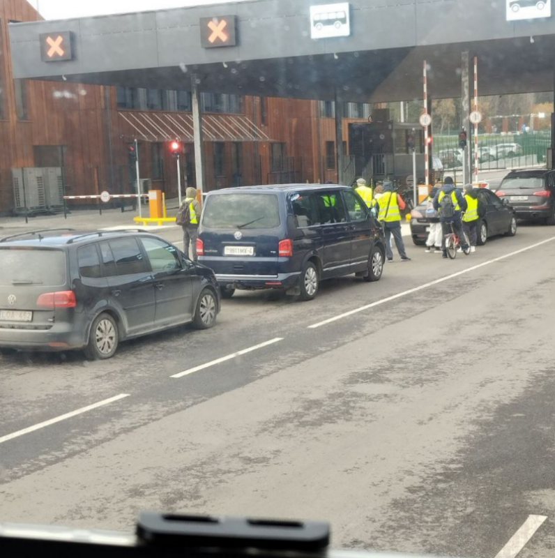 На границе с Литвой велосипедистов перестали пускать без очереди. Однажды так уже было Пересечение границы с Литвой