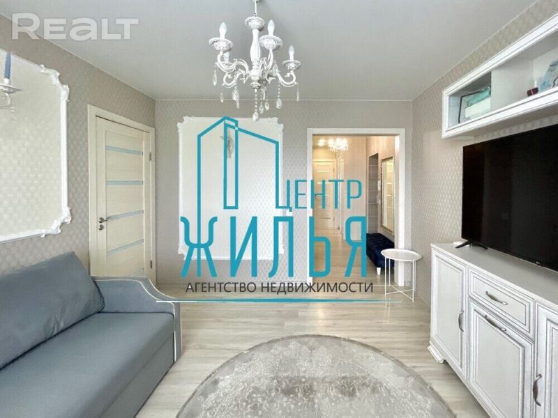 Недвижимость недели: трешка из двушки с классическим ремонтом и ангелочками Квартира на Поповича