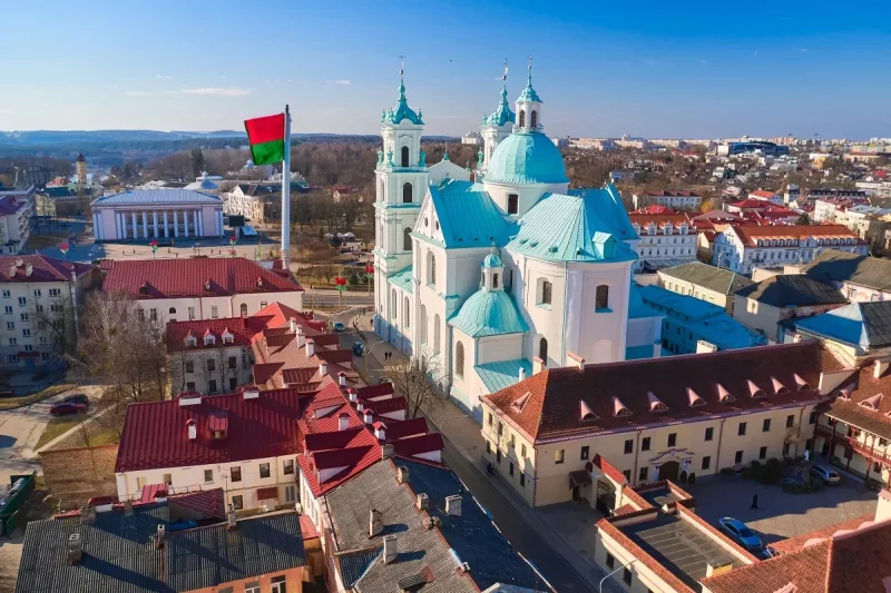 Визуализация флагштока на площади Советской в Гродно. Сгенерировано редакцией Hrodna.life в нейросети. Фото: Shutterstock.com via travel.by