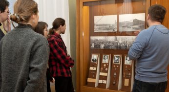 Куртка строителя АЭС, документы Дубко и перчатки из “Акцента”. В Новом замке открыли новую экспозицию