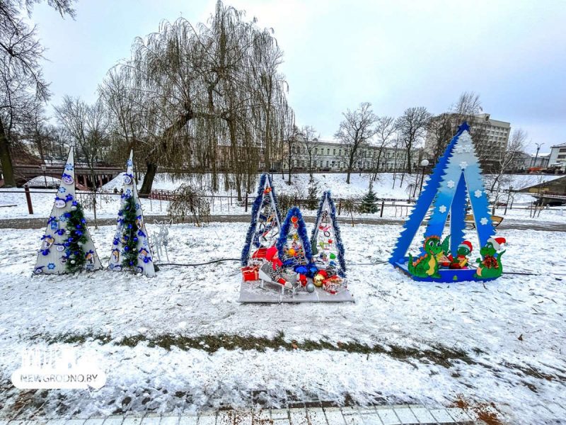 Елки в парке Жілібера