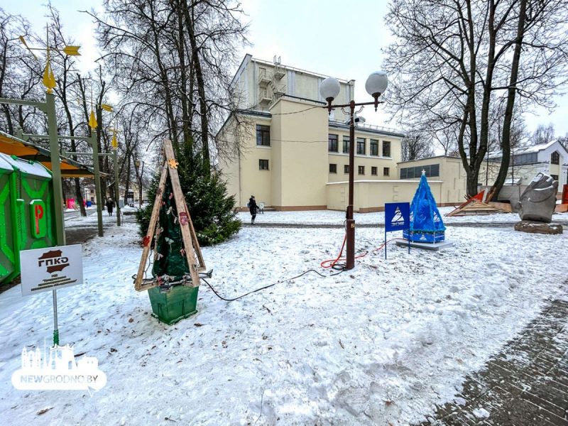 Аллея елок в парке Жилибера