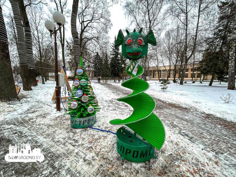 Дракон в виде елки в ГРодно