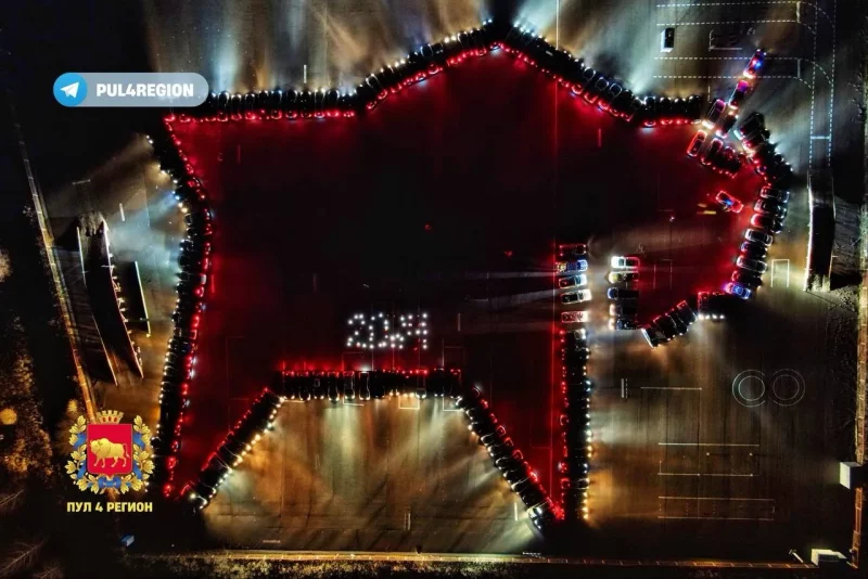 Посмотрите, какие новогодние фигуры выстраивают гродненцы из автомобилей: зубр, василек, снежинка (фото и видео разных лет) фигура из автомобилей - Зубр - появилась в Гродно к Новому году 2024