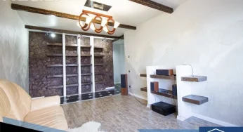 Недвижимость недели: трешка с черно-белой кухней, лепниной и стеной под дерево