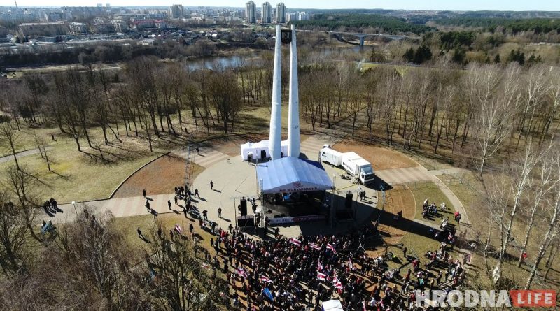 Умер скульптор - автор стелы в Коложском парке Стела в Коложском парке в 2019 году во время празднования Дня Воли