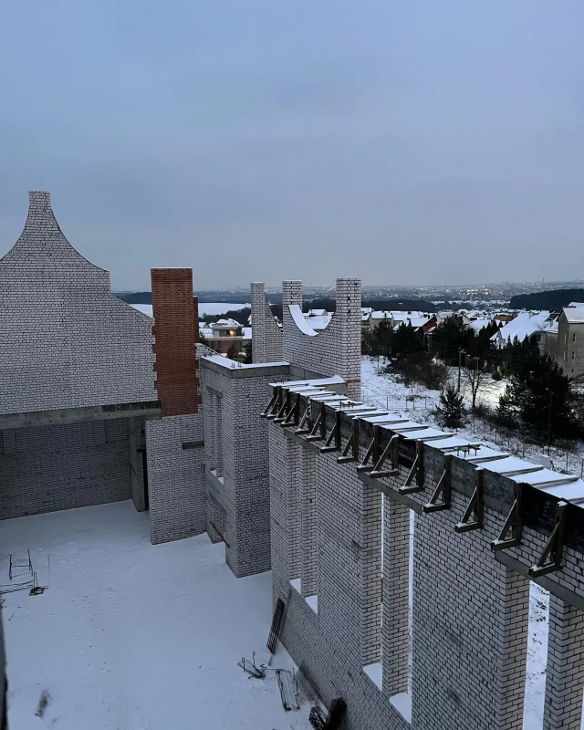 від на будпляцоўку касцёла ў Баранавічах.