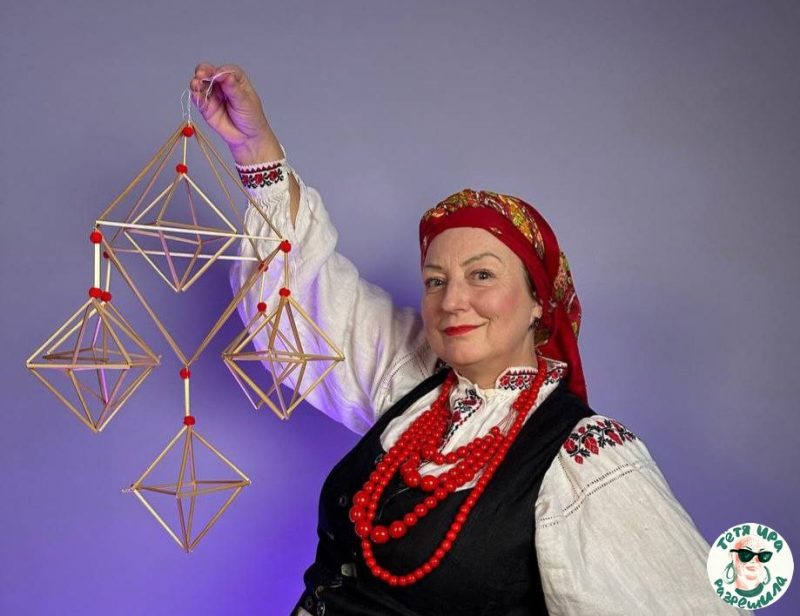 Белорусское лего, родной дзен и традиционный оберег. Ирина Новик рассказала, как ее увлекли соломенные пауки и как их сделать Ирина Новик держит в руках соломенного паука. Соломенный паук может быть ромбическим или пирамидальным, делается из соломки и ниток.