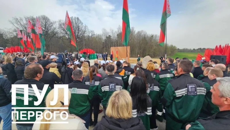 Для ўрачыстага выступу Лукашэнкі ў Гродне трыбуну і фон усталявалі проста ў полі