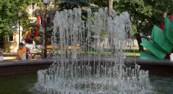 Власти Гродно купили водный пылесос. Теперь фонтаны чистят быстрее и экологичнее