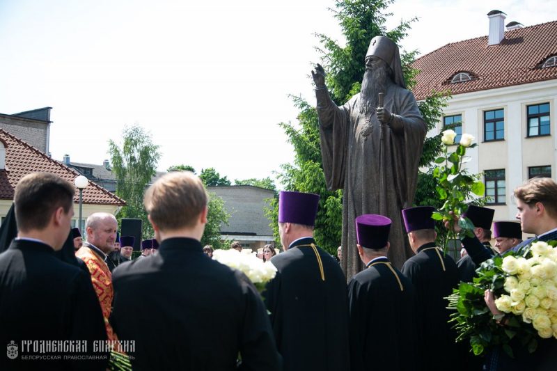 У Гродне адкрылі помнік мітрапаліту Філарэту на Архіерэйскім падворку