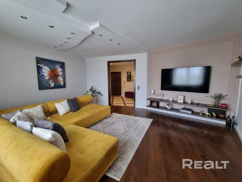 Недвижимость недели: четырешка в “синих крышах” с видом на парк и мебелью на заказ Зал в квартире на Советских пограничников.