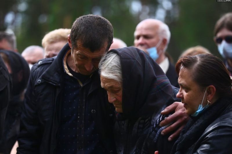 Елена Ашурок и брат Витольда Андрей на похоронах Витольда Ашурка