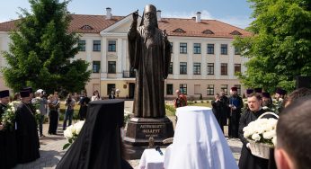 В центре Гродно поставили четырехметровый памятник митрополиту Филарету