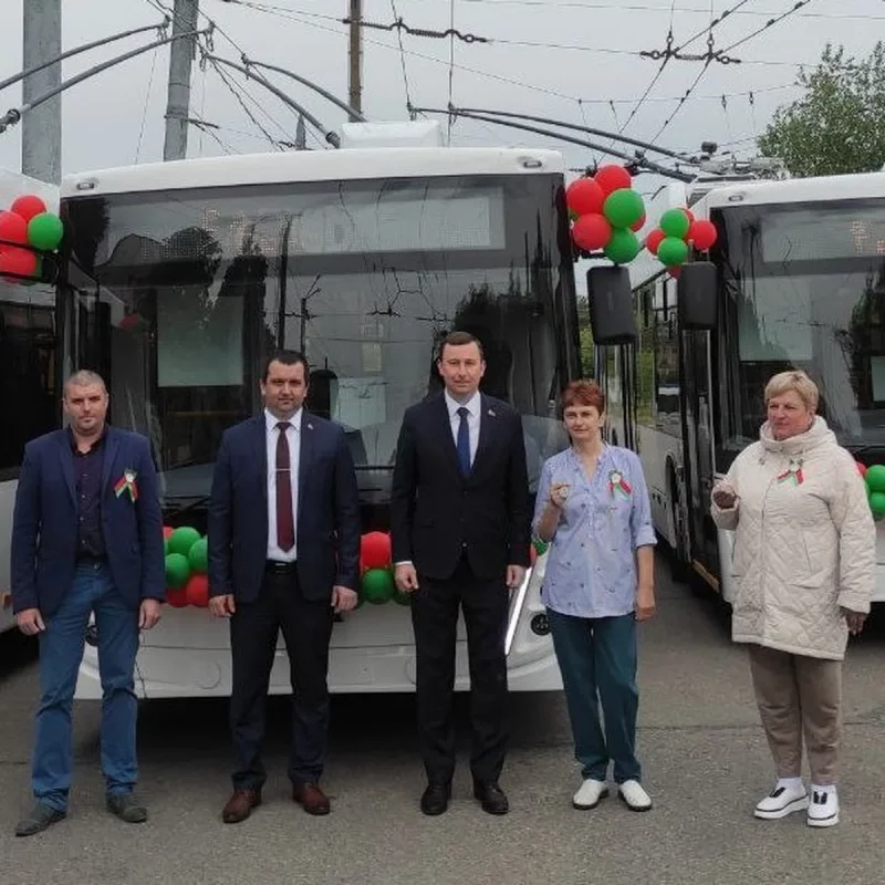 супрацоўнікі Аўтобуснага парку і мэр Гродна Андрэй Хмель