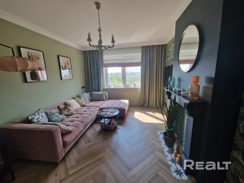 Недвижимость недели: двушка на Девятовке с имитацией камина, розовым диваном и теплым полом Зал в двушке на Лиможа.