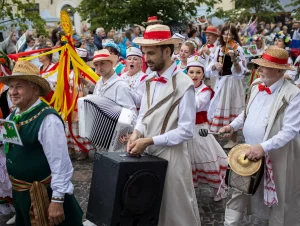Нажимали красную кнопку, садили деревья и пробовали "губертики". Как прошел XIV Фестиваль национальных культур в Гродно Шествие в первый день Фестиваля национальных культур в Гродно, 7 июня 2024. Фото: t.me/tusivgrodno