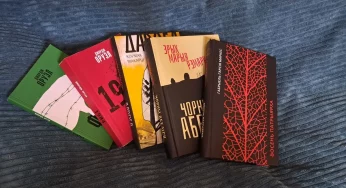 «Каждый раз обещаю больше не покупать книги. Но не получается». Гродненцы-эмигранты показали свои библиотеки