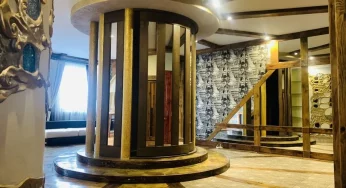 Недвижимость недели: эклектичная двушка с круглым шкафом-подиумом