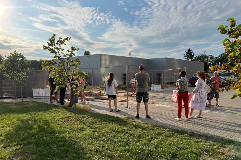 «Хотят перекопать всю стоянку и двор». Жители Девятовки и минские предприниматели конфликтуют из-за строительства кафе Кафе, которое строится на Девятовке и местные жители, желающие защитить свой двор. Фото: s13.ru