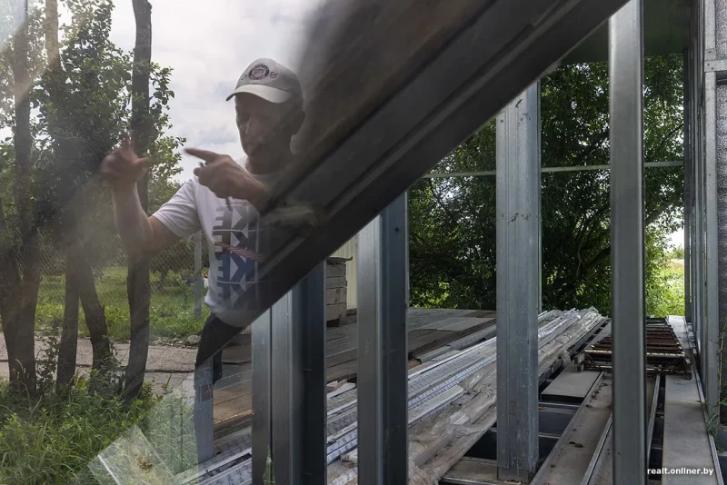 Шкляны дом у Верцялішках пад Гроднам, пабудаваны паводле хмарачосаў Нью-Ёрка. Фота: Onliner.by