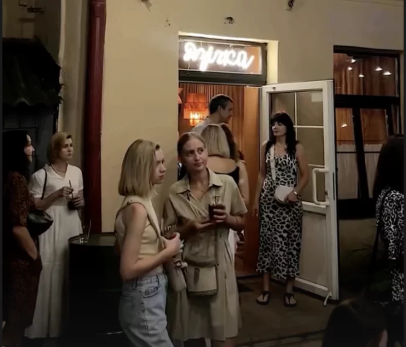 В центре Гродно открылся новый бар с авторскими коктейлями и меню на белорусском языке бар "Дзічка" во дворике на Советской 5. бар Дичка с авторскими коктейлями