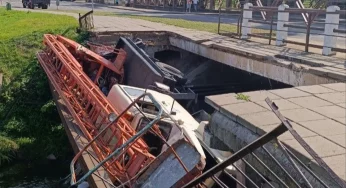 В Сморгони обвалился мост вместе с автовышкой на нем: подробности происшествия
