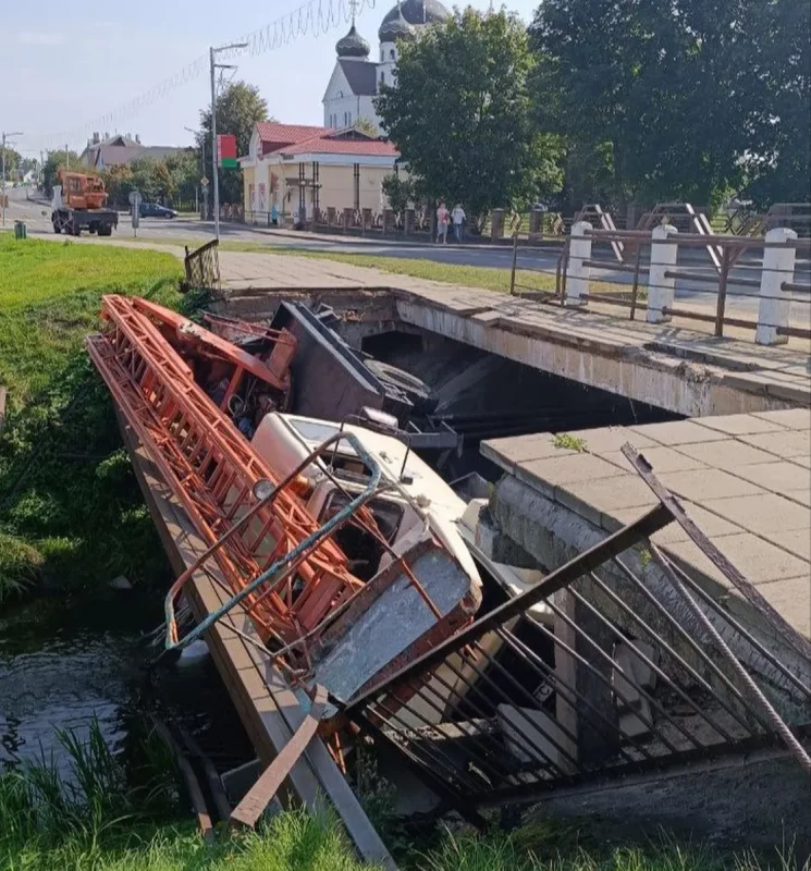 Пашкоджаны мост з аўтавышкай. Крыніца: канал СМАРГОНЬ NEWS