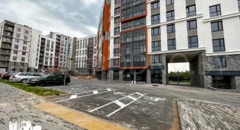 В новом доме на Советских Пограничников уже появились трещины и щели. Как отреагировал застройщик?