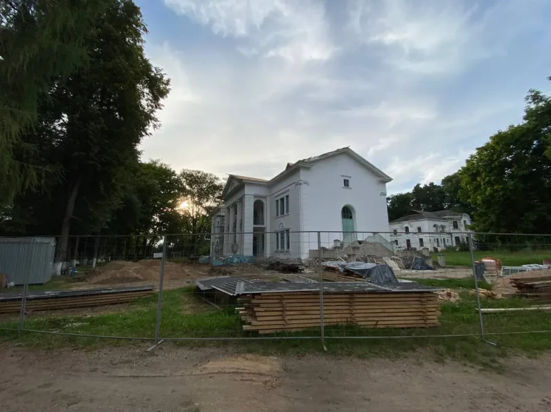 Стройплощадка, которая появилась на территории усадьбы Пусловских у августе. Фото: gs.by