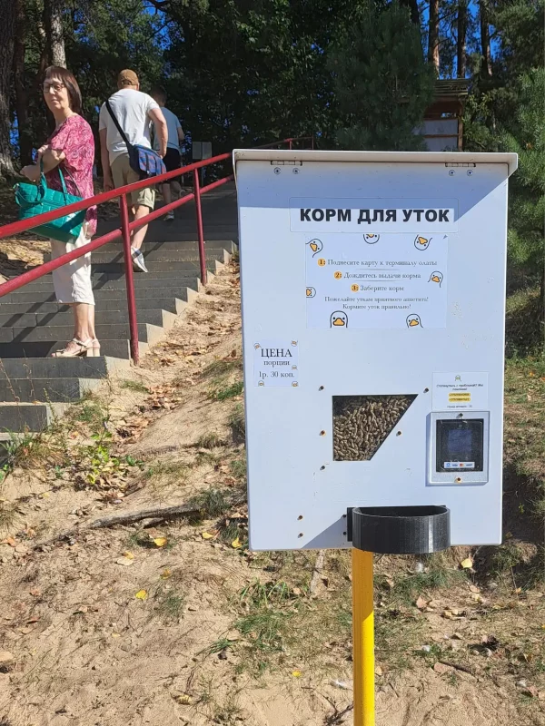 В Гродно появились аппараты для кормления птиц - их установили гродненские предприниматели