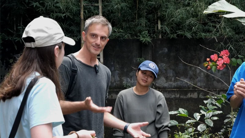 Виталий Фильманович на плантации кофе в Индонезии. Фото: probusiness.io