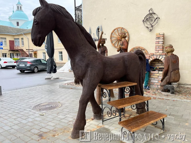 лошадь - фотозона в центре Гродно в виде кузнечного дворика