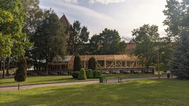 Каркас будущего ресторана у Лидского замка. Фото: s13.ru